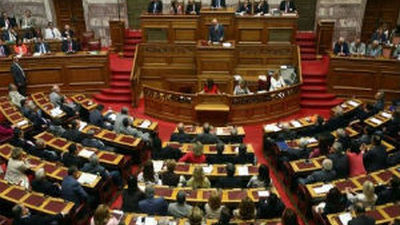 El Parlamento griego aprueba la ley para aplicar de inmediato el plan de ajuste