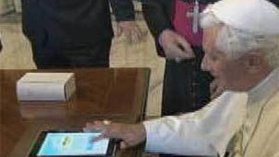 El Papa "tuitea" por primera vez al inaugurar nueva página web del Vaticano