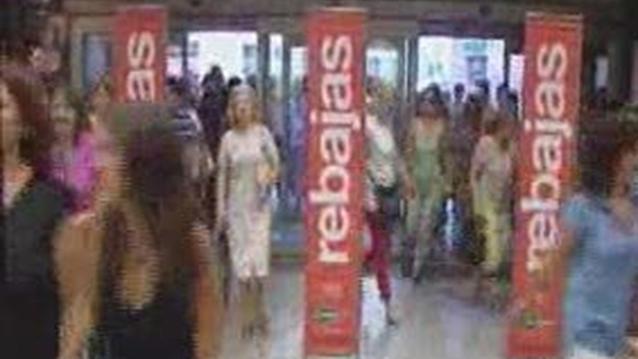Primer día de rebajas en las grandes superficies
