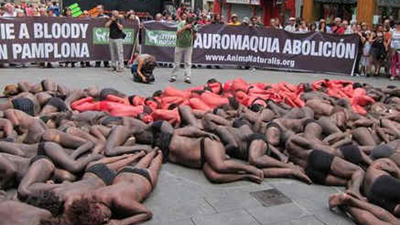 Un centenar de activistas desnudos protesta por los encierros de San Fermín