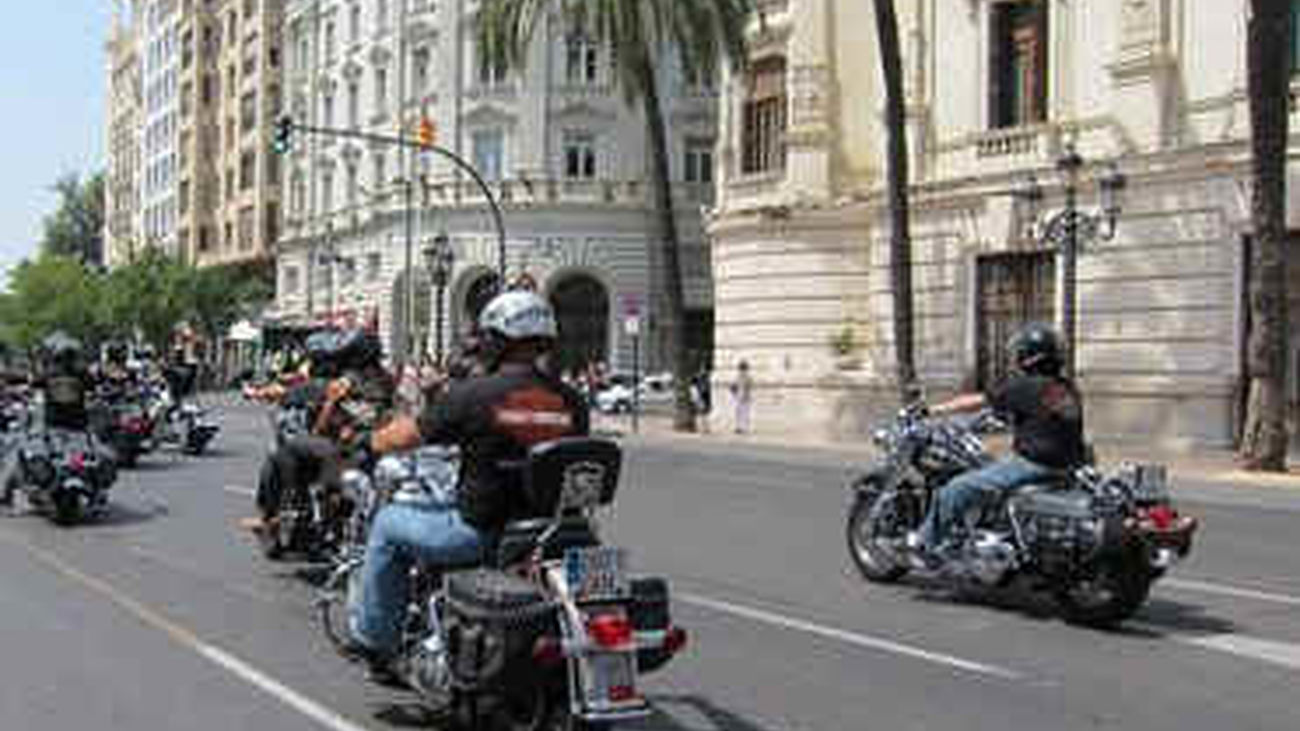 Más de 200 moteros hacen rugir sus Harley Davidson en Valencia