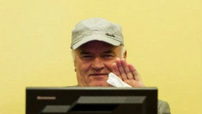 El juez expulsa a Mladic de la sala del juicio por encararse con las madres de Srebrenica