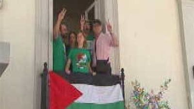Activistas españoles ocupan la embajada de España en Atenas y cuelgan una bandera palestina