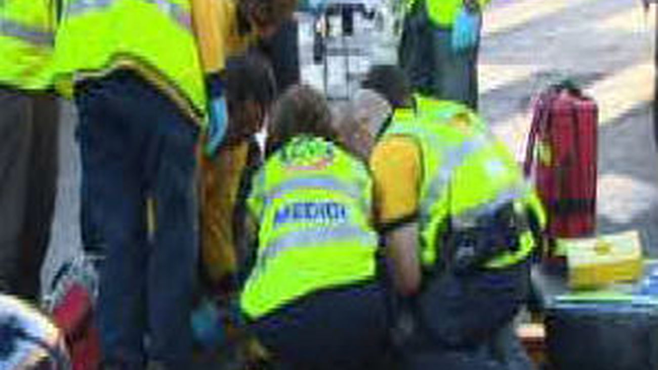 Una mujer sufre una fractura de tibia  y peroné tras ser atropellada por un taxi en la calle Alcalá