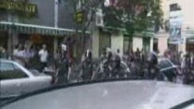 Vecinos de Lavapiés se enfrentan a la policía que iba a detener a un inmigrante indocumentado