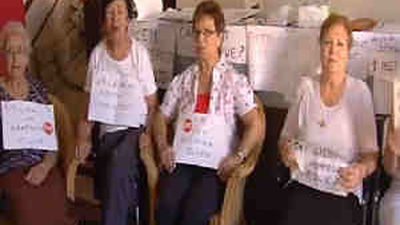 Unos ancianos ocupan desde el 30 de junio un ambulatorio contra su cierre