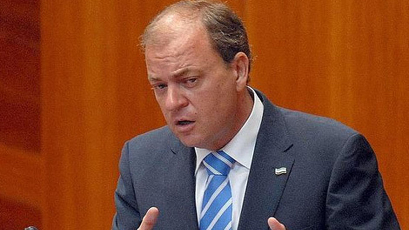 Monago abandona la Facultad de Derecho de Cáceres escoltado por la Policía