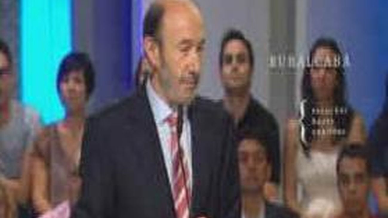 Rubalcaba gira a la izquierda con propuestas para la banca y guiños al 15-M