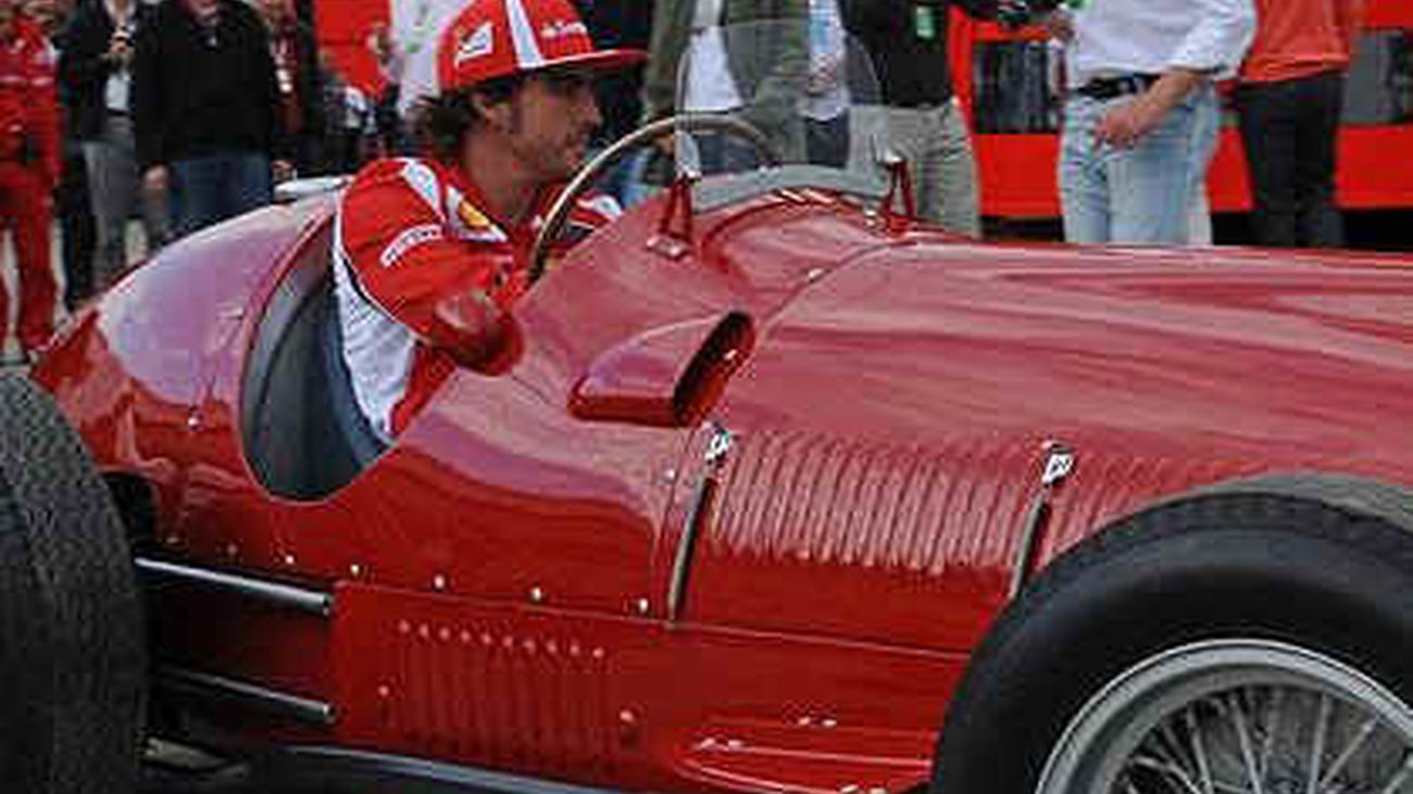 Alonso se da una vuelta con el legendario Ferrari 375 F1