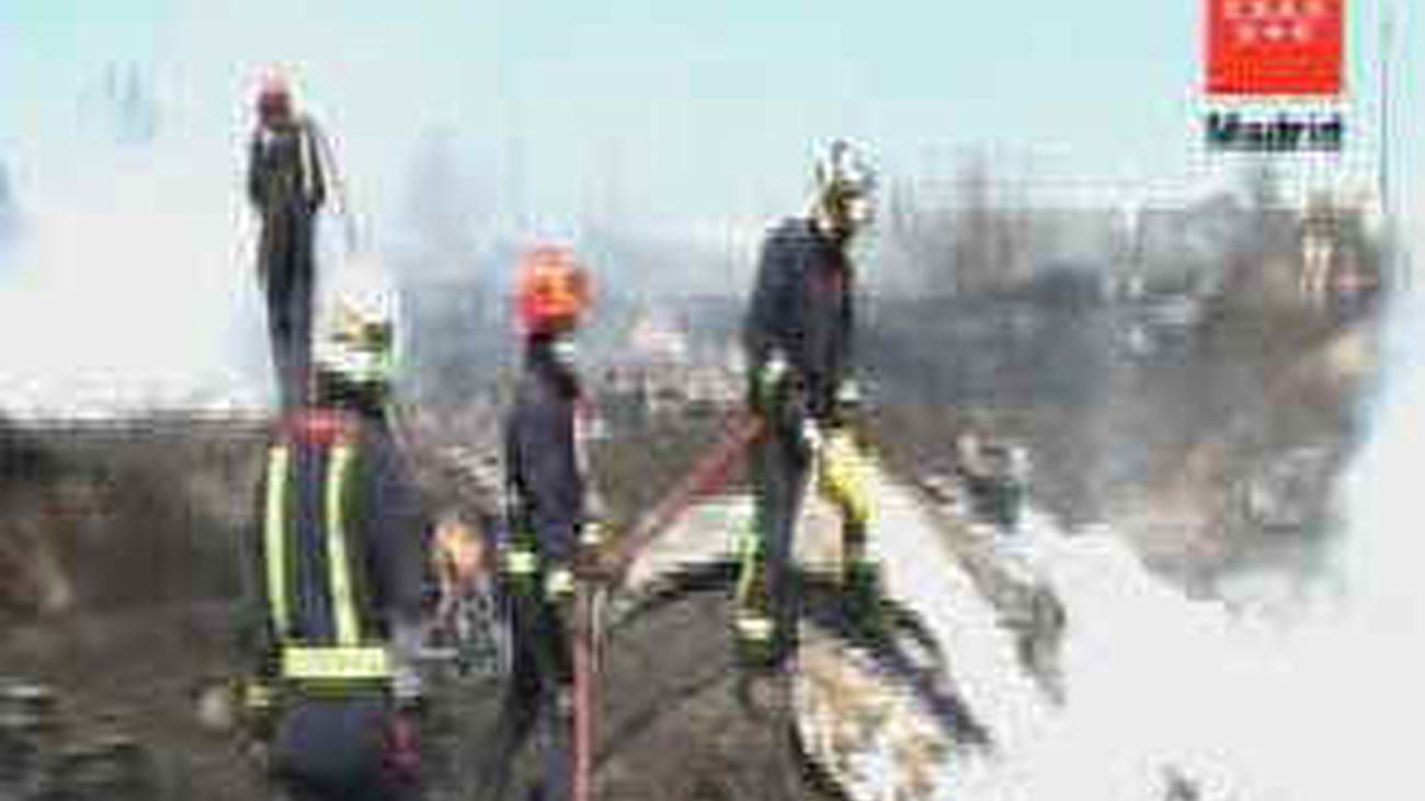 Un aparatoso incendio en un antiguo desguace obliga a activar 8 dotaciones bomberos