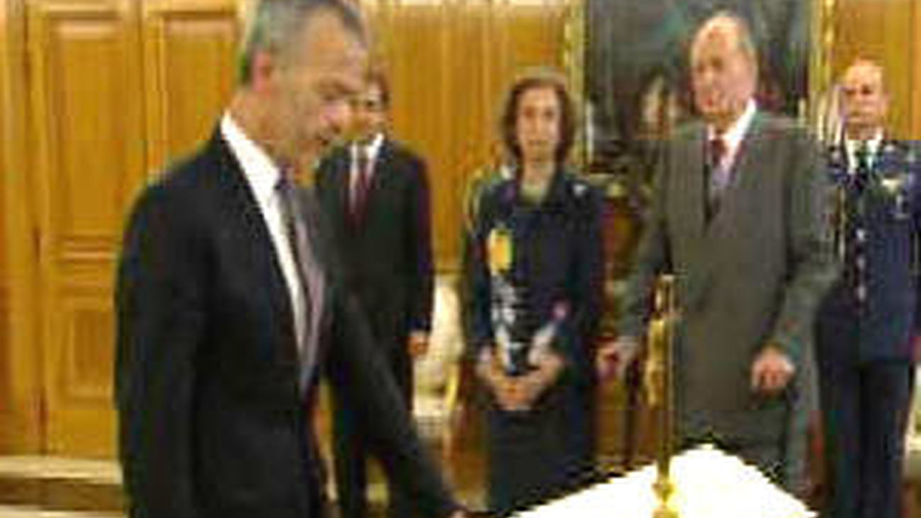 Los dos vicepresidentes, Blanco y Camacho  prometen sus cargos ante el Rey