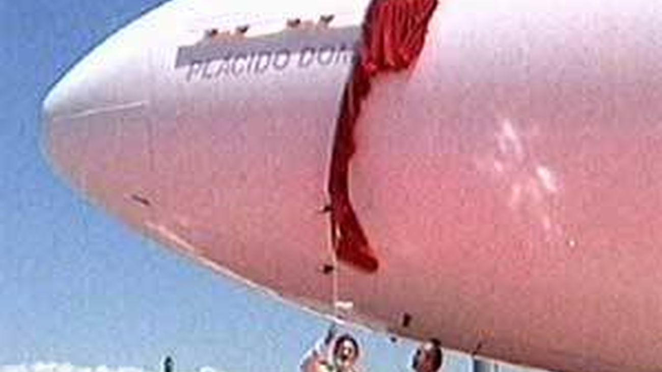 Plácido Domingo bautiza el avión de Iberia que llevará su nombre