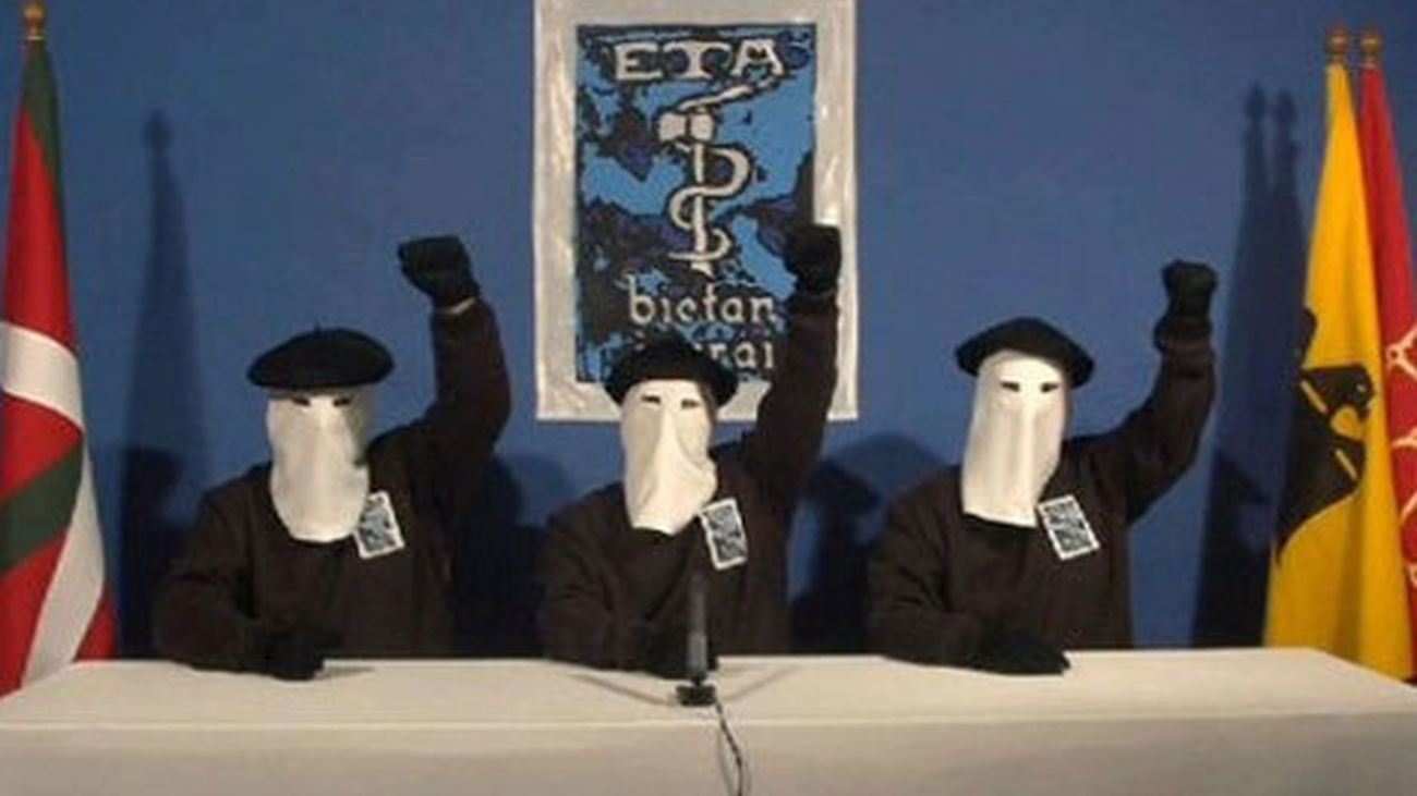 Tres encapuchados durante la lectura de un comunicado de la banda terrorista ETA