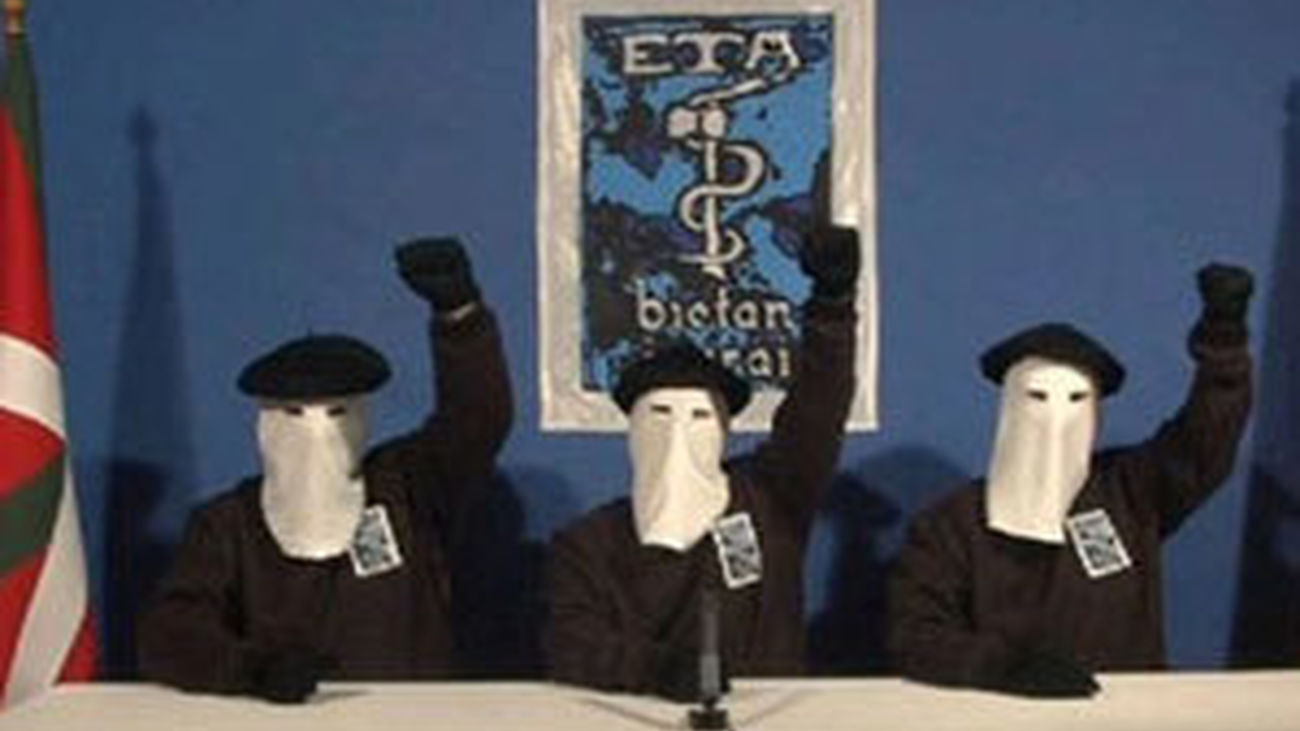 Tres etarras encapuchados
