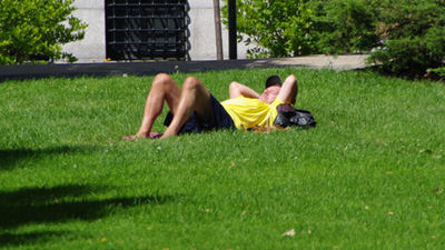 Dormir demasiado en vacaciones puede aumentar el riesgo cardiovascular