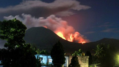 Miles de personas huyen tras la erupción  del volcán Lokon en Indonesia