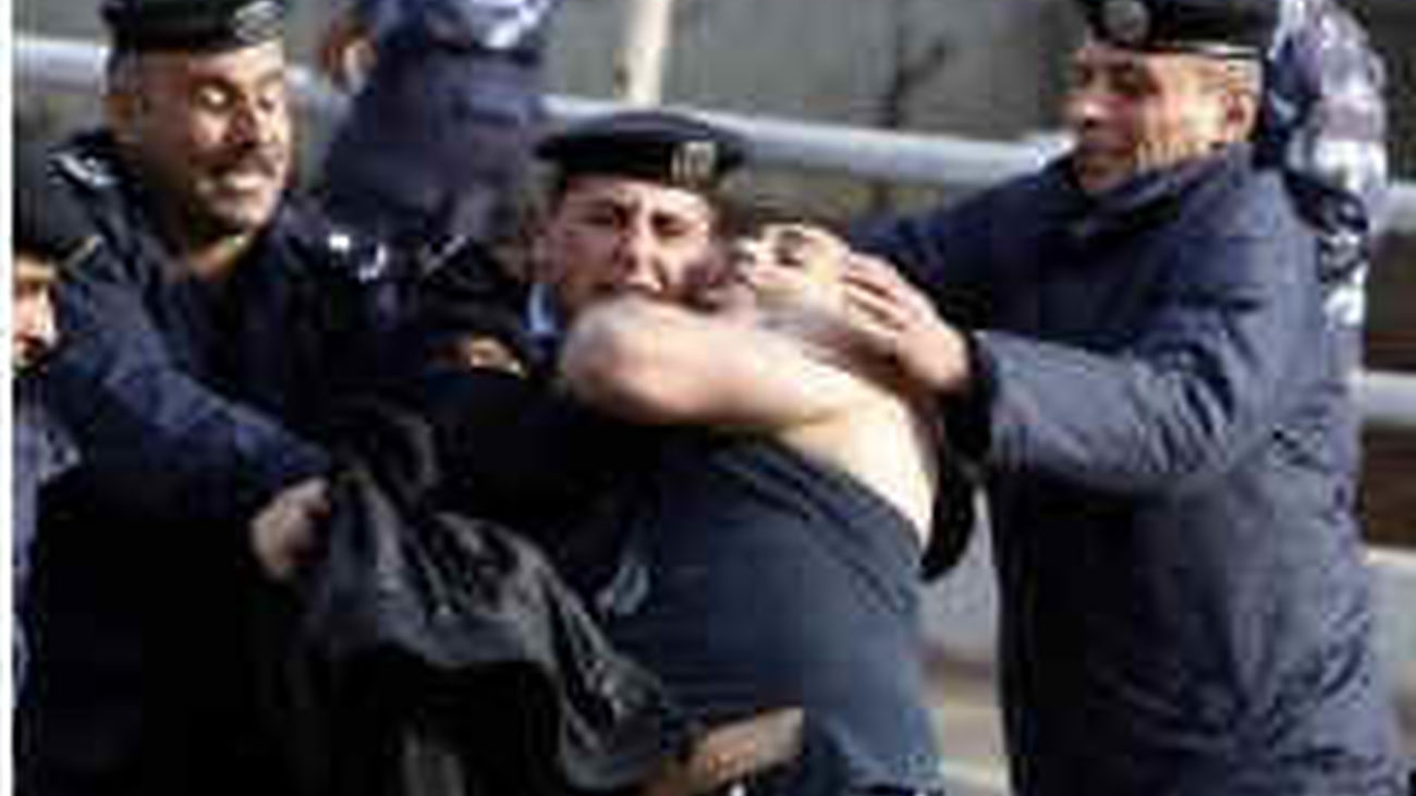 Detenidos cuatro policías por golpear a periodistas durante la manifestación de ayer en Amán