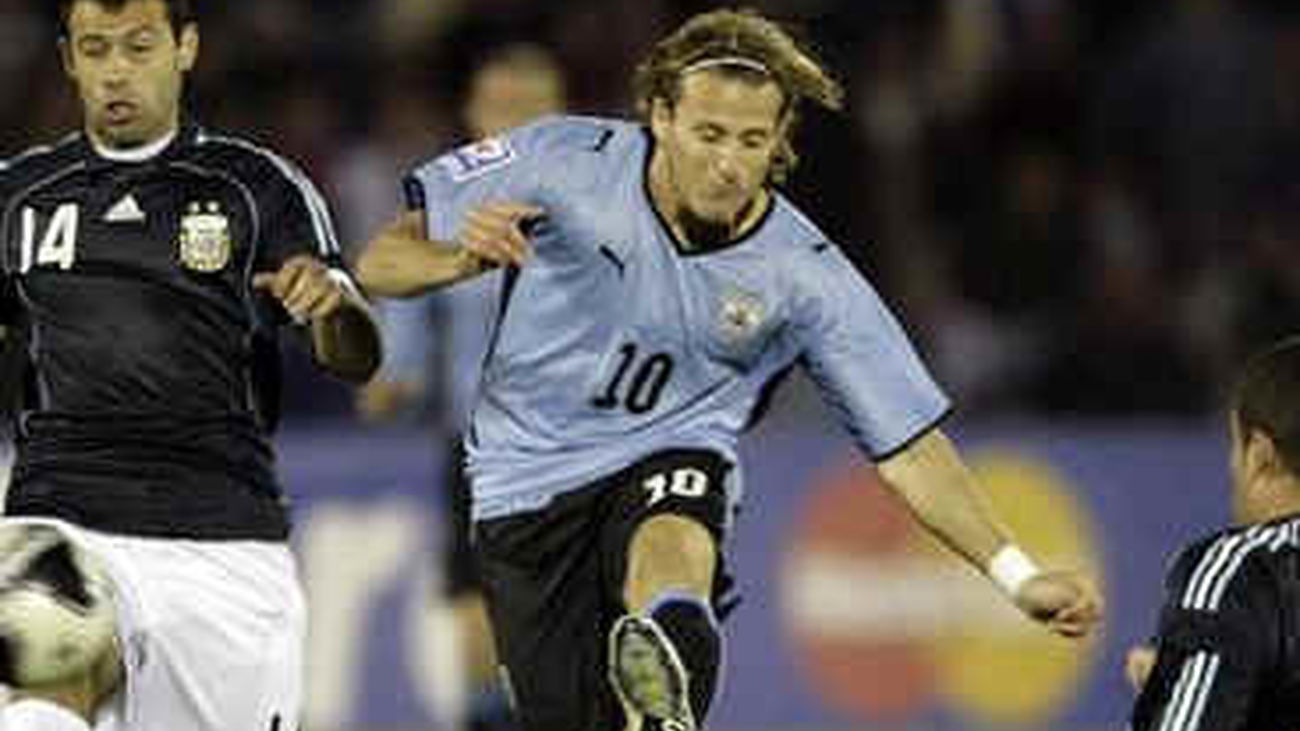 Messi reta a Forlán en el derbi del Río de la Plata