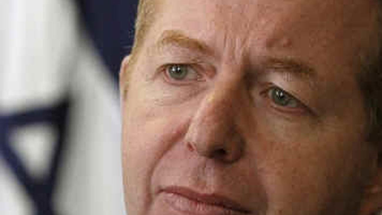 El embajador israelí, Raphael Schutz, abandona España