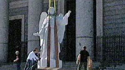 Dos grandes grupos escultóricos comienzan a instalarse en la catedral de la Almudena