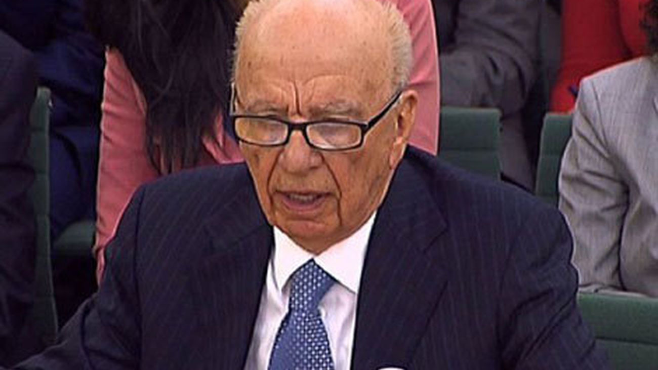 Murdoch se confiesa avergonzado y pide perdón en el Parlamento