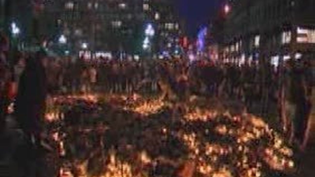 Multitudinaria misa en Noruega en memoria de las 92 víctimas de los ataques