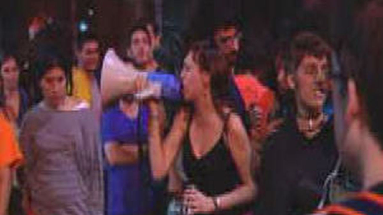 La Policía acordona el Congreso e impide aproximarse a un grupo de indignados