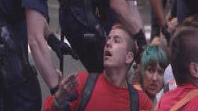 Los "indignados" consiguen entregar en el Congreso sus propuestas para cambiar el sistema