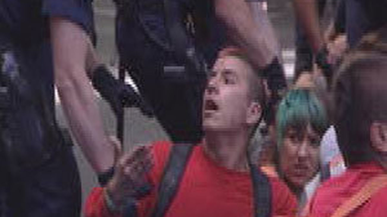 Los "indignados" consiguen entregar en el Congreso sus propuestas para cambiar el sistema