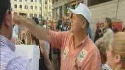 Los agricultores reparte 15.000 kilos de fruta para denunciar la crisis del sector