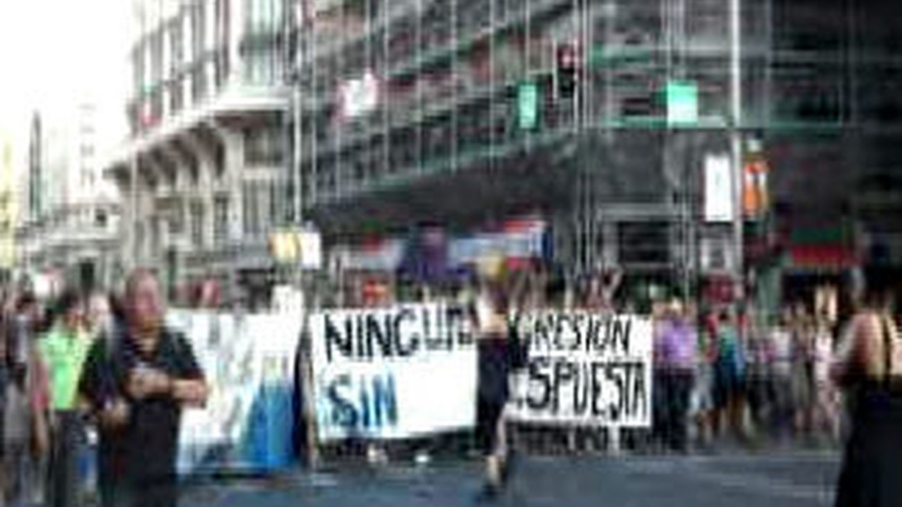 Los “indignados” acampan en el Paseo del Prado y Recoletos tras cortar la Gran Vía