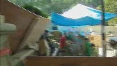 Cerca de un centenar de indignados se manifiesta frente al Banco de España