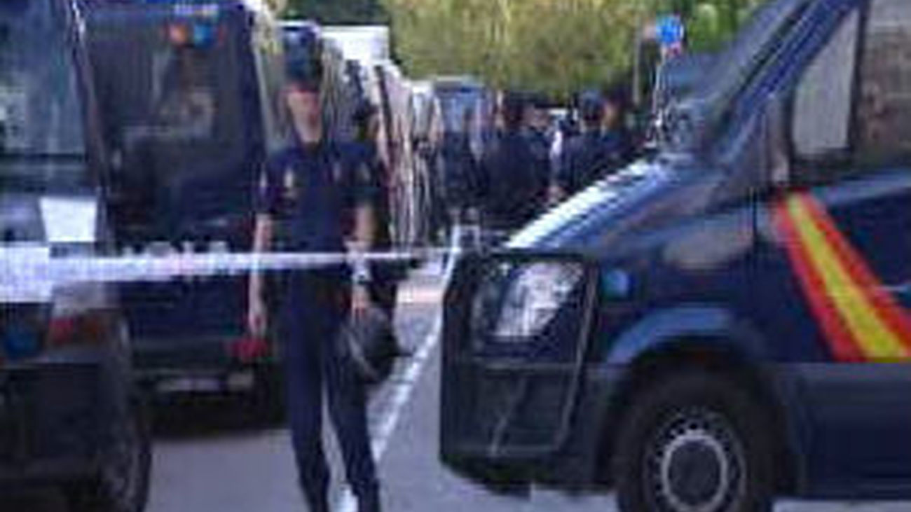 Un cordón policial de 120 agentes  permite el desahucio de una mujer y su hijo en Madrid