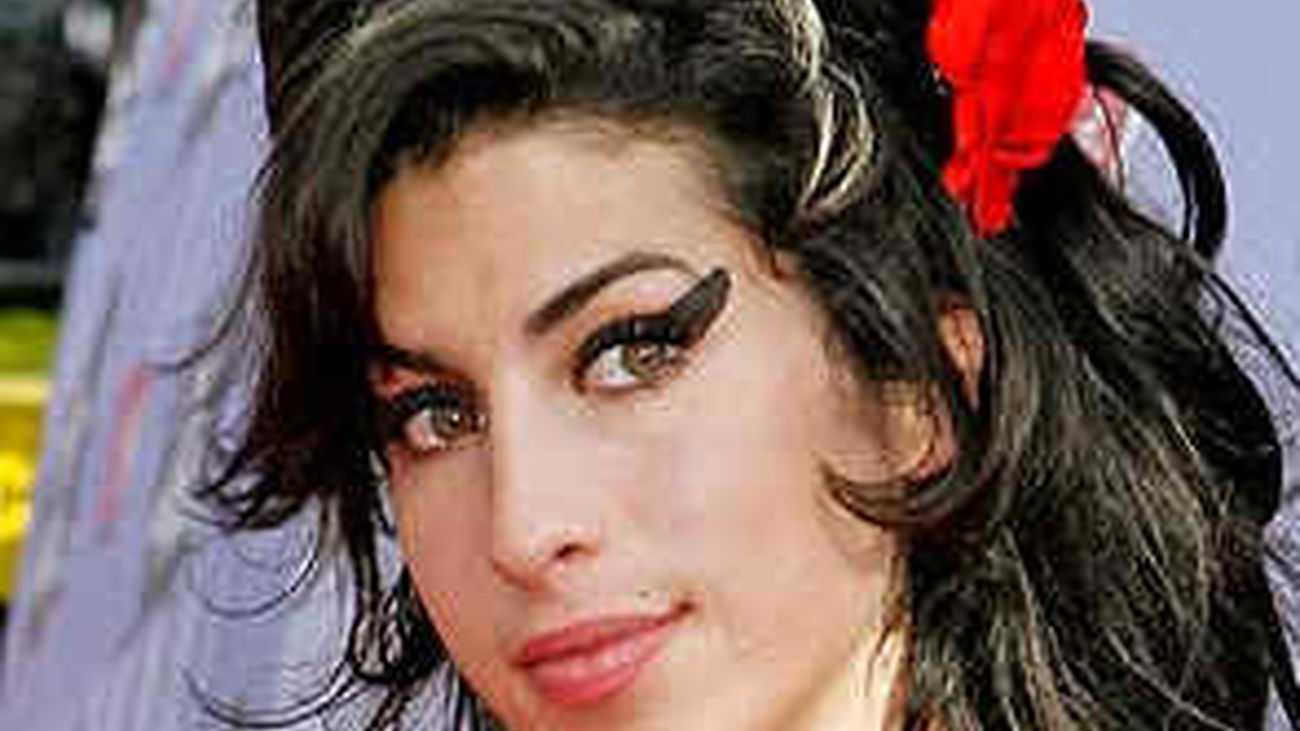 El último disco de Amy Winehouse vuelve a ser el más vendido en Reino Unido