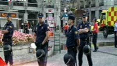 Centenares de personas protestan en las inmediaciones de Sol por el desalojo