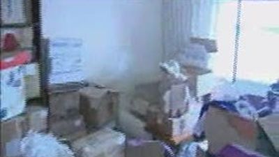 Monjas de clausura y voluntarias elaboran las vestiduras que se usarán en la visita del Papa