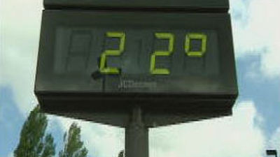 Los bomberos rescatan a dos montañeros y hacen veinte salidas por las tormentas