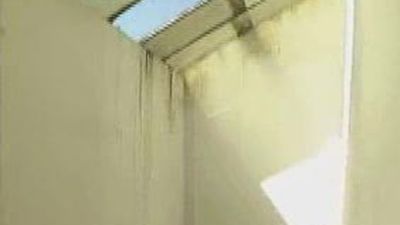 Un niño muerto y su hermana herida de gravedad al caer por una claraboya de un tejado en Badalona