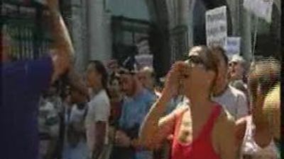 Un centenar de indignados colapsa Sol, cierra el metro y corta la Gran Vía