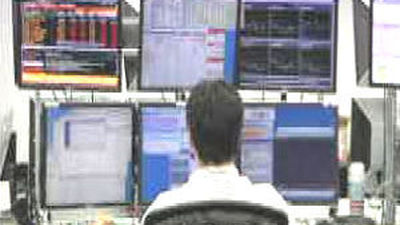 La prima de riesgo española baja de 400 puntos y es superada por la de Italia