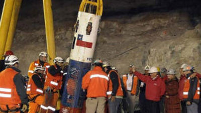 Los 33 de Atacama, con fama y sin dinero,esperan beneficios de libros y filme, después de un año