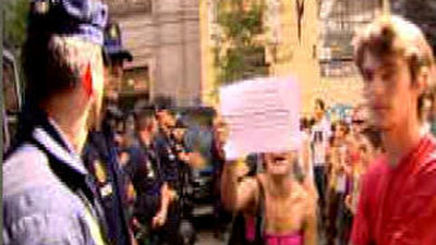 La Acampada Sol pide la dimisión de Camacho y Carrión y  anuncia denuncias por la carga policial