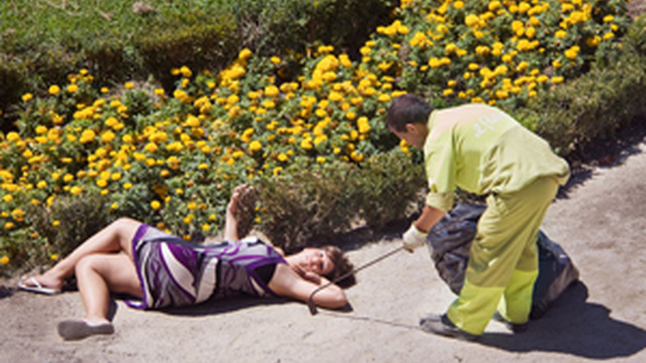 El proyecto 'Poses' de la artista Yolanda Domínguez traslada  a la calle una critica a lo absurdo de la figura femenina