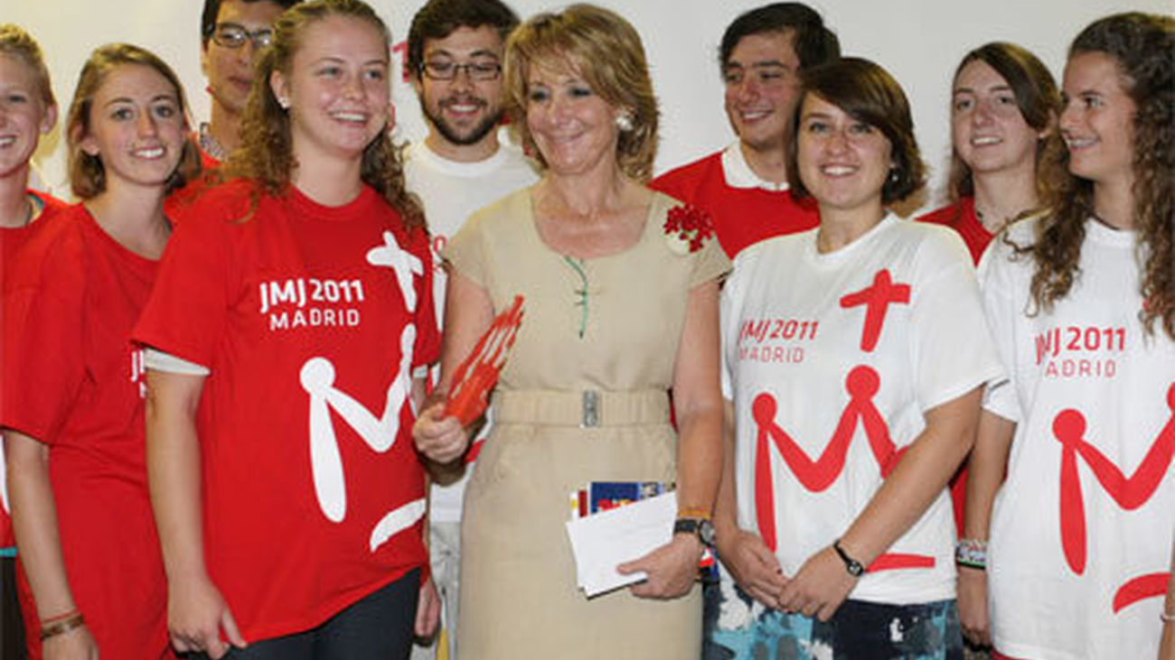 Esperanza Aguirre con algunos de los voluntarios de la JMJ