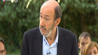 Rubalcaba dice que es la primera campaña en democracia sin la amenaza de ETA