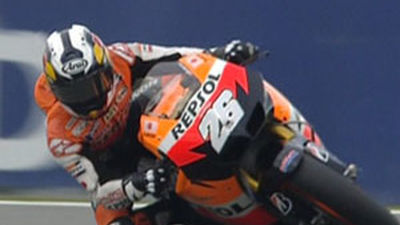 Stoner y Lorenzo luchan a la milésima de segundo, Rossi se alía con el agua