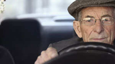 Un cántabro de 100 años de edad renueva su carné de conducir