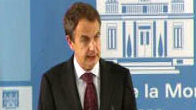 Zapatero se mantiene en contacto con su equipo por las medidas que se aprobarán el viernes