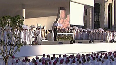 Cientos de miles de jóvenes asisten en Cibeles a la misa de apertura del JMJ