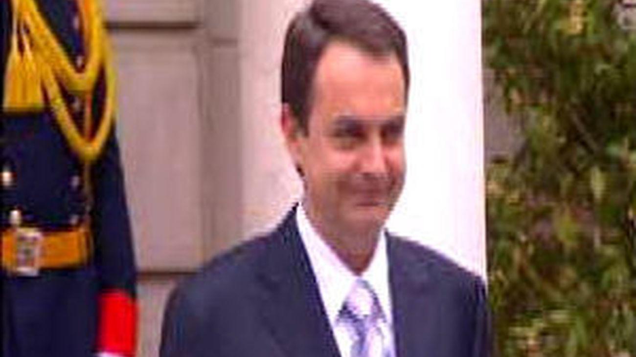 Zapatero vuelve de vacaciones con una agenda centrada en la visita del Papa y el Consejo de Ministros